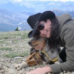 A10_Julia und Hund Huck auf einem Gebirgsgipfel des Bob(1)